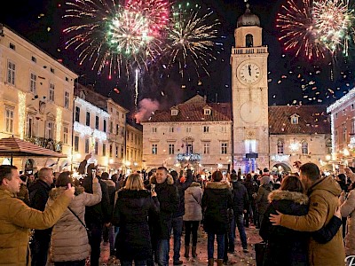 VELIKI VODIČ: Tko nas uvodi u 2026. godinu? Pregled nastupa na trgovima
